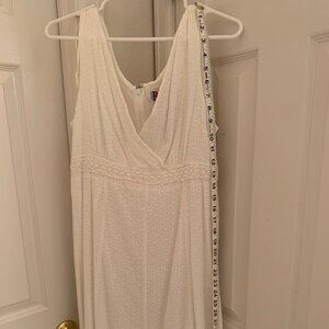 WHITE EYELET SUMMER DRESS, V-NECK, BY R & K ORIGINALS, NEW WITHOUT TAGS